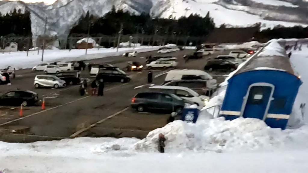 湯沢中里スノーリゾートの駐車場と休憩所のブルートレイン