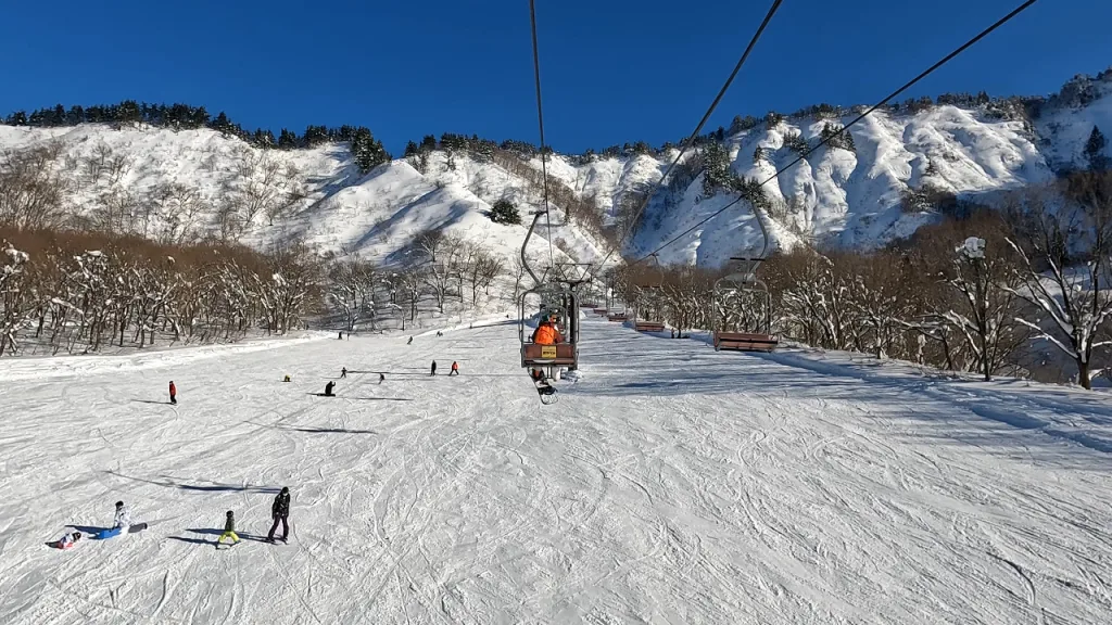 湯沢中里スノーリゾートの第3リフトから眺めたスマイルコース