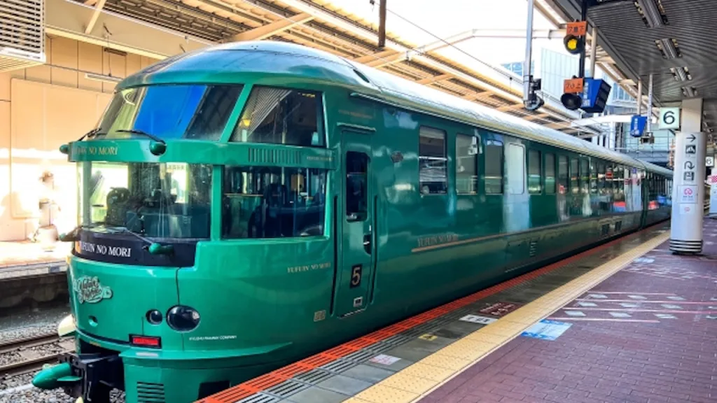 ホームに停車中のゆふいんの森