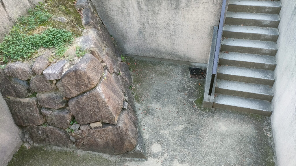 烏城公園で出土した古い石垣の展示