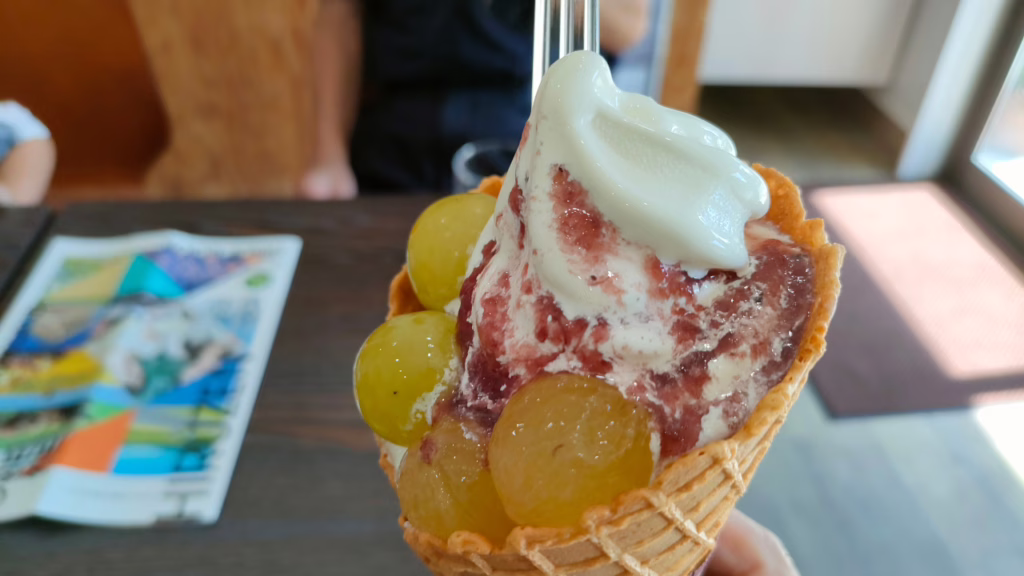 農園カフェ湯郷の2種類のぶどうが載ったぶどうデコソフト