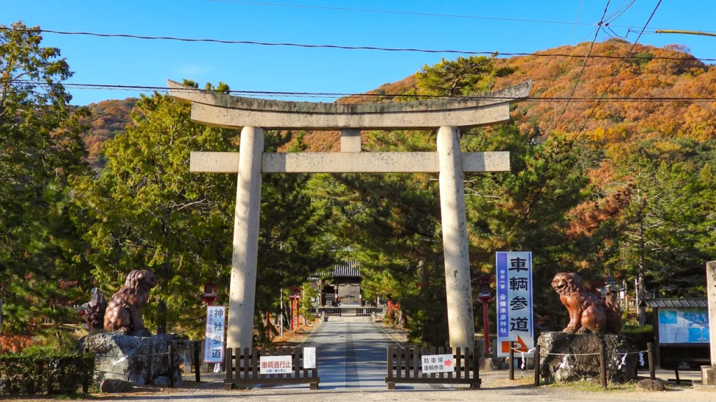 吉備津彦神社の参道の石造りの鳥居