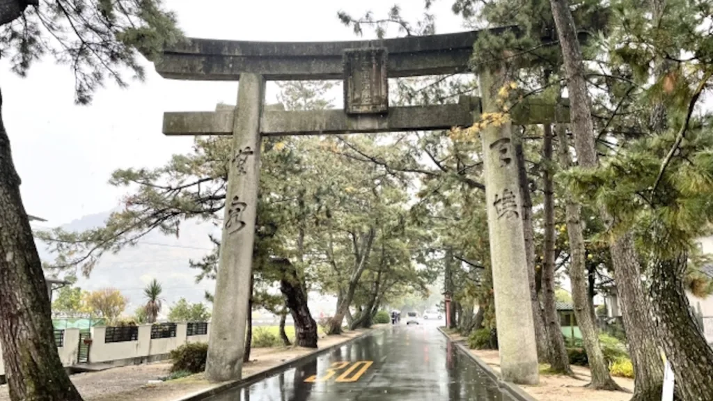 吉備津神社の参道の鳥居
