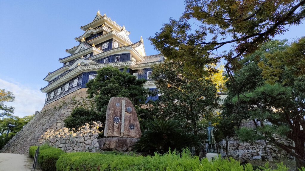 笠井 信一の銅像と岡山城