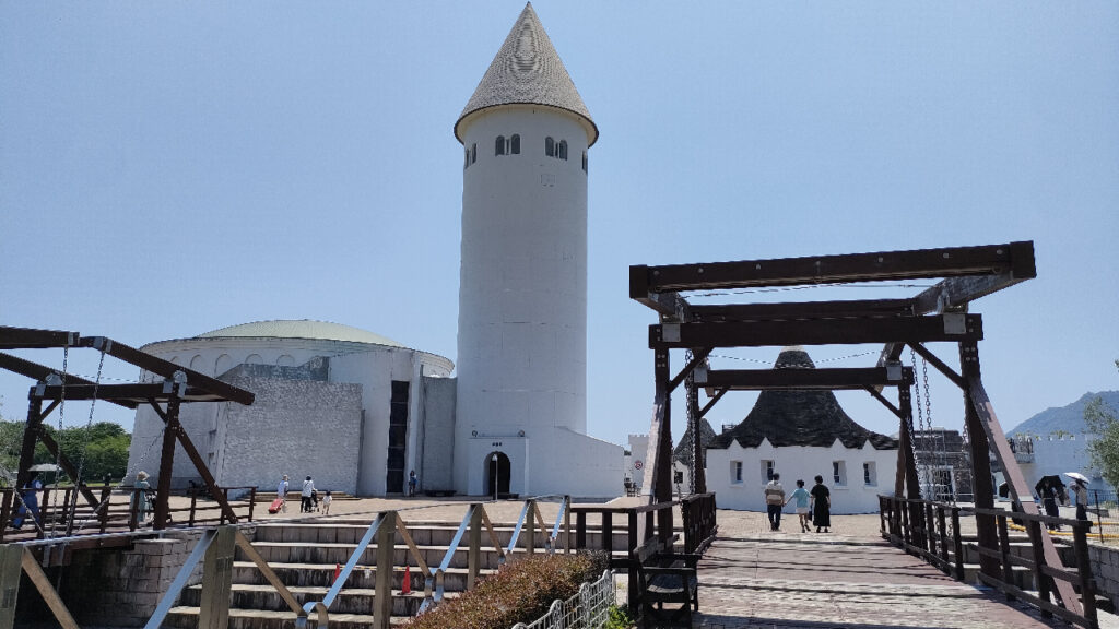 岡山市サウスビレッジのシンボル的なタワーと木製の橋