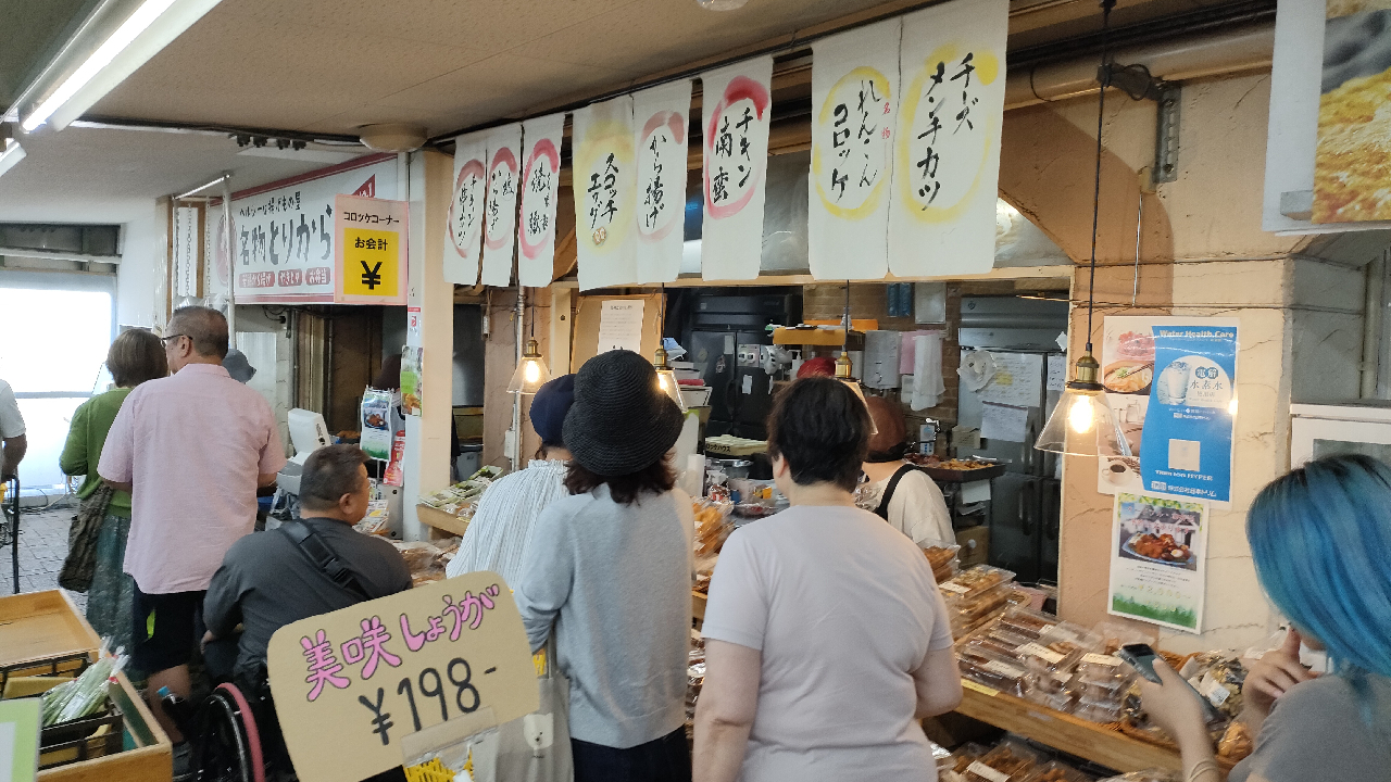 岡山市サウスビレッジの直売所ロードサイドマーケットのコロッケ売場の行列