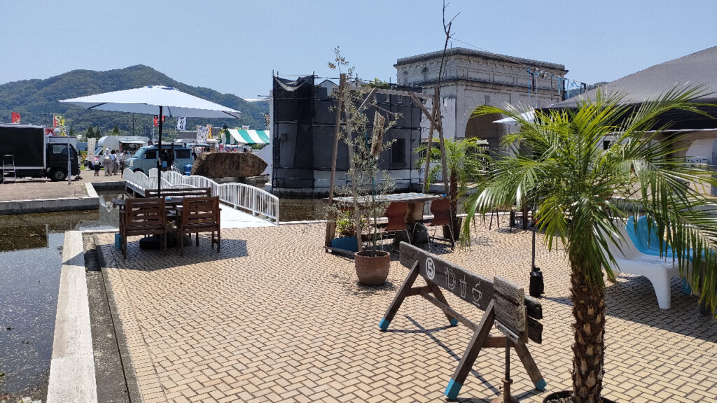 岡山市サウスビレッジの入口付近のカフェエリア