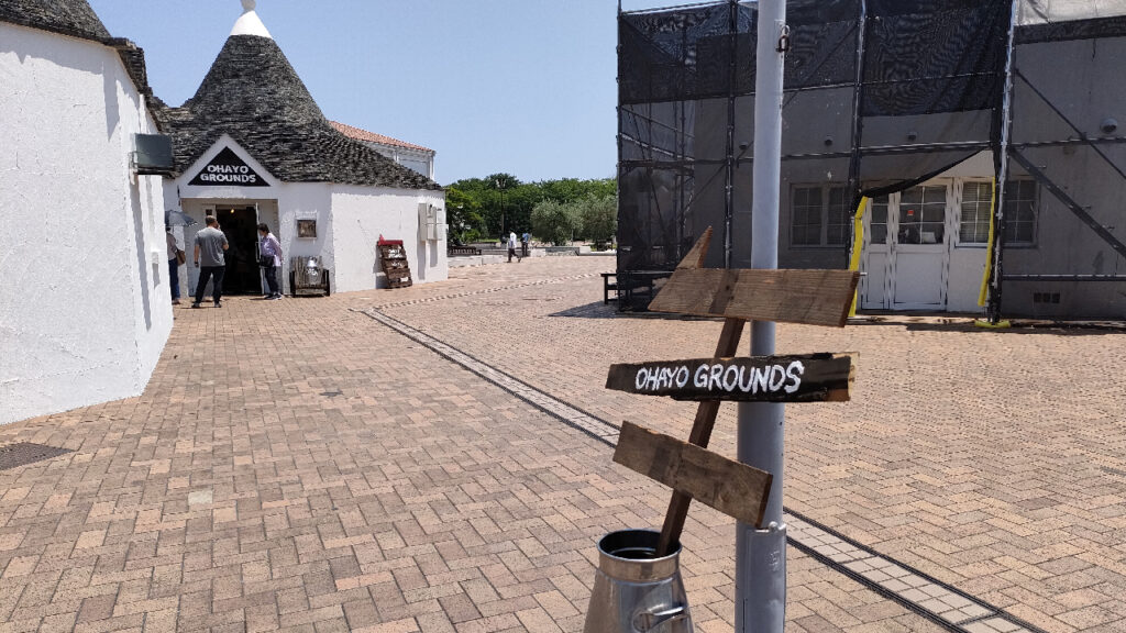 岡山市サウスビレッジのOHAYO GROUNDS（オハヨー グラウンズ）への看板と店舗