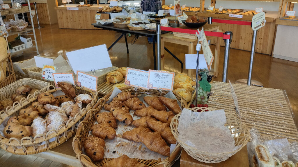 岡山市サウスビレッジのおかやま工房リエゾンで陳列されている菓子パン
