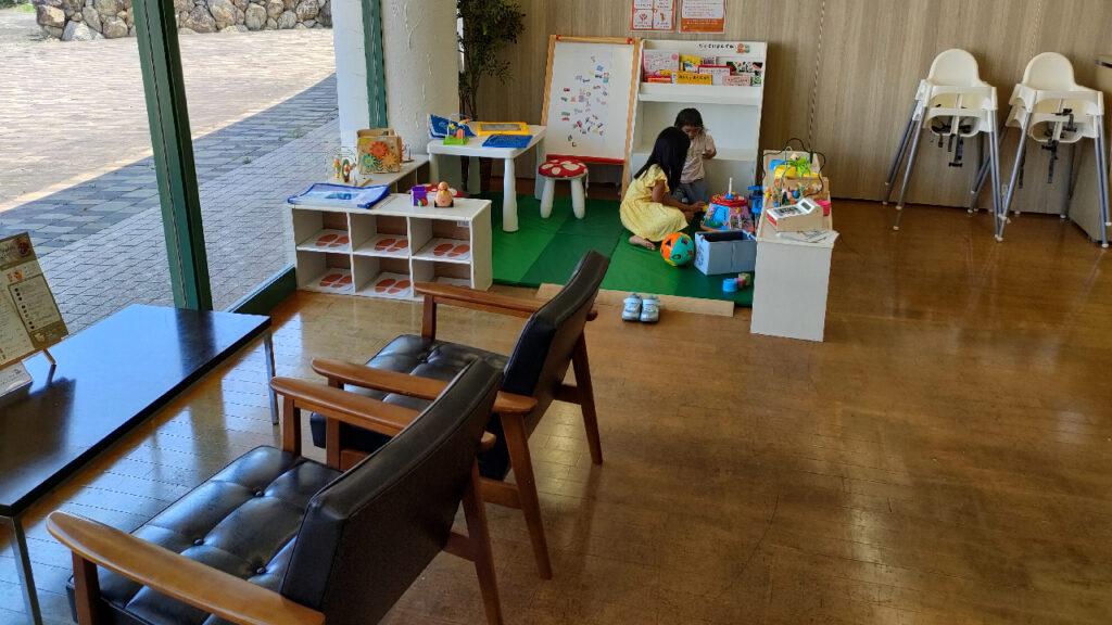 岡山市サウスビレッジのおかやま工房リエゾンのカフェテーブルとキッズコーナー