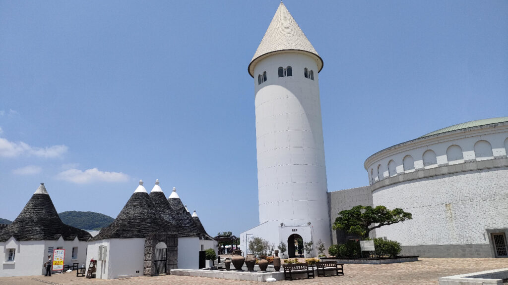岡山市サウスビレッジの白い展望塔とお店の建物