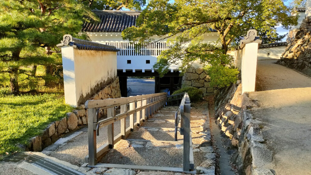 岡山城の廊下門の内側と階段