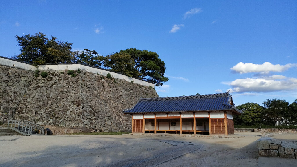 烏城公園にある供の腰掛