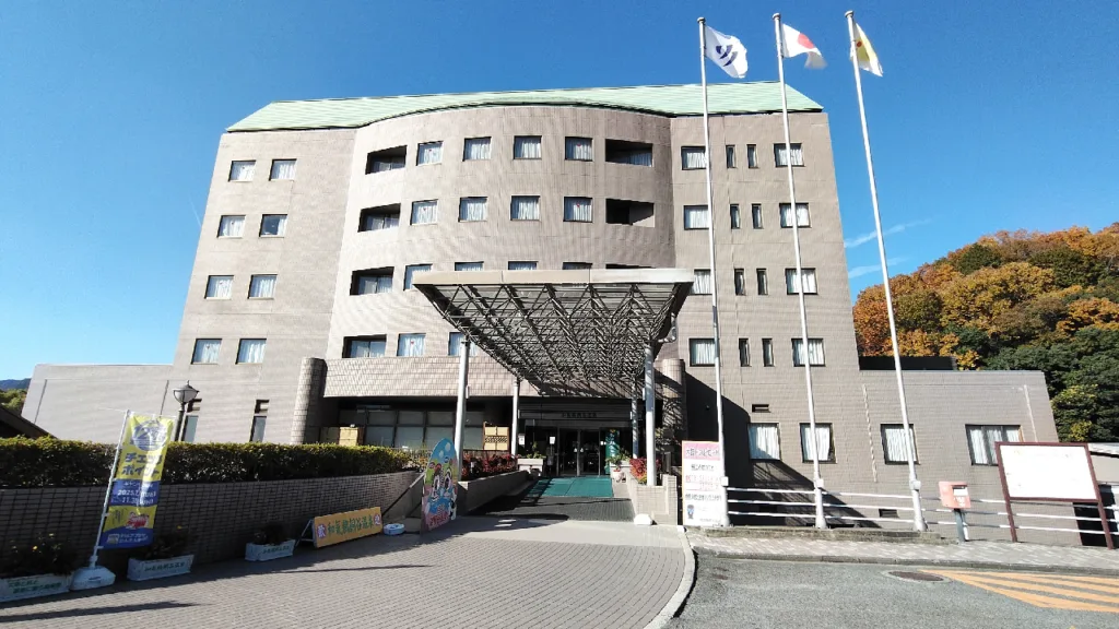 和気鵜飼谷温泉の建物と正面入口