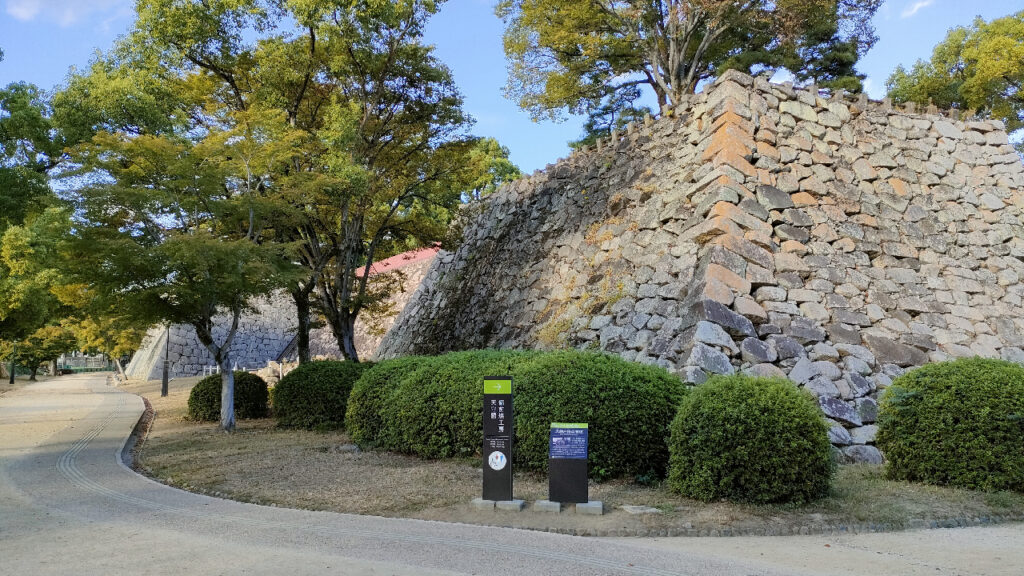 烏城公園と岡山城の石垣