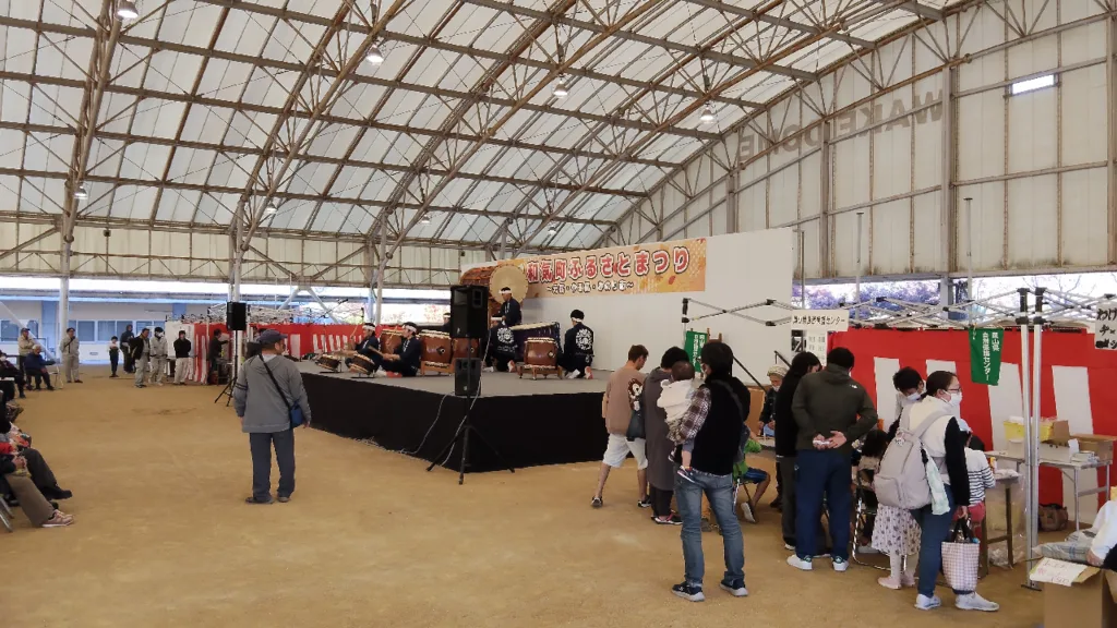 わけまろパークにある和気ドームで行われた和気ふるさと祭りの和太鼓ステージ