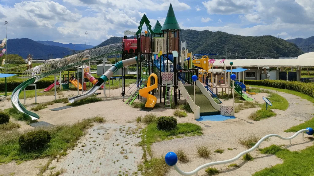 わけまろパークの遊具の全景