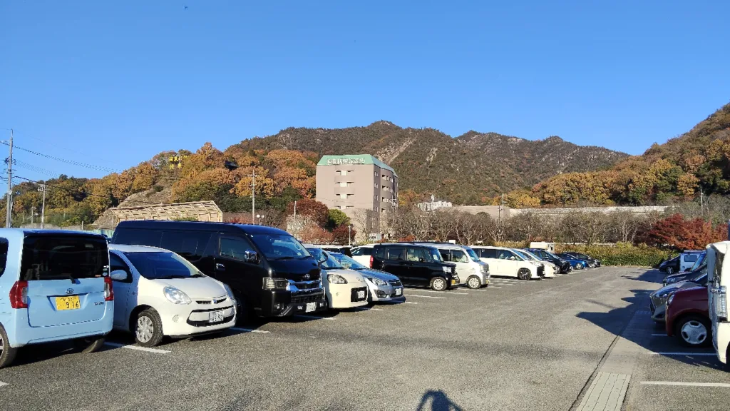 わけまろパークの駐車場と奥に見える建物は和気鵜飼谷温泉