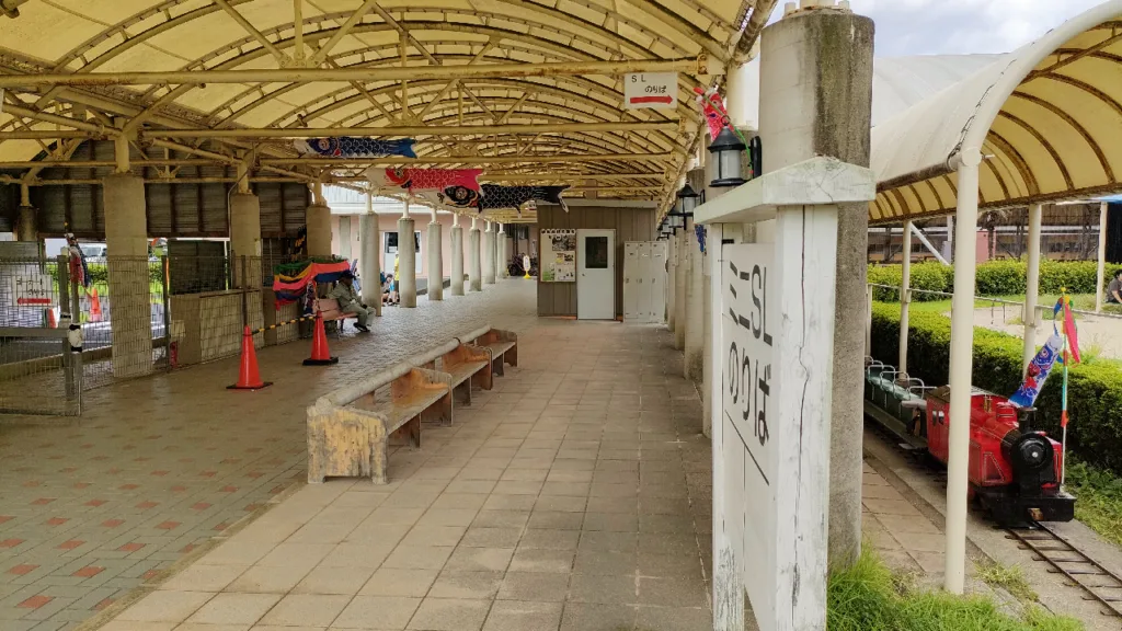 わけまろパークのSL乗り場とゴーカート乗り場