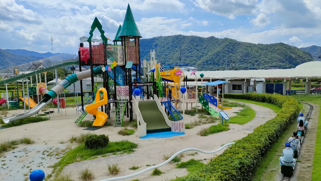 わけまろパークの遊具とその周りを走るSL