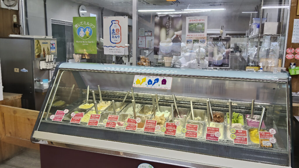 安富牧場の直売所「ファミーユ」のジェラートショーケース
