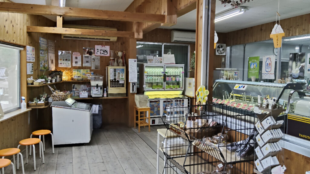 安富牧場の直売所「ファミーユ」の店内