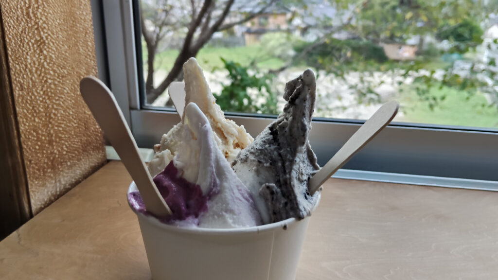 安富牧場の直売所「ファミーユ」でトリプルサイズのジェラート