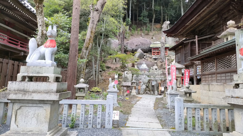 由加神社本宮の稲荷宮と磐座群