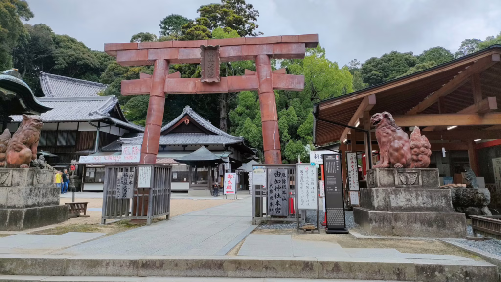 由加神社本宮の備前焼で出来た鳥居