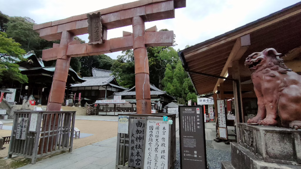 由加神社本宮の備前焼で出来た鳥居および子連れ獅子と本殿
