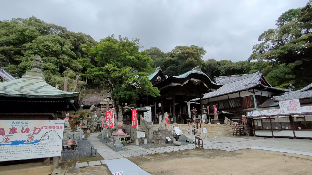 由加神社本宮に掲示の両詣りの案内と本殿