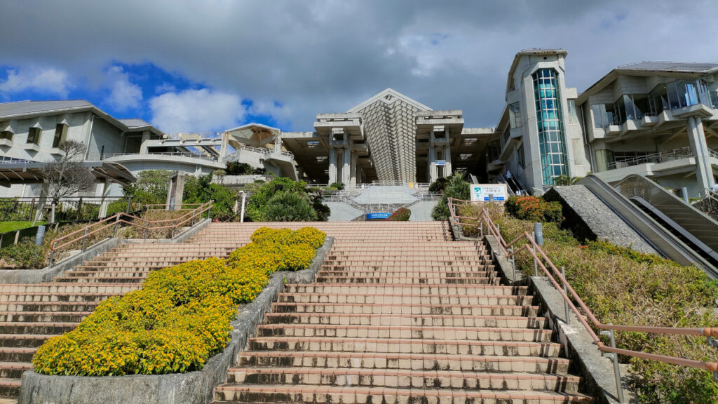 沖縄 美ら海水族館の海側の階段