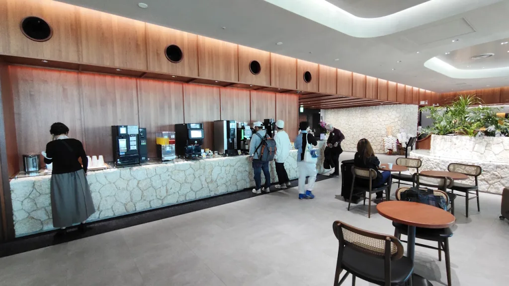 沖縄県 那覇空港のカードラウンジ「LOUNGE HANA」のドリンクカウンター