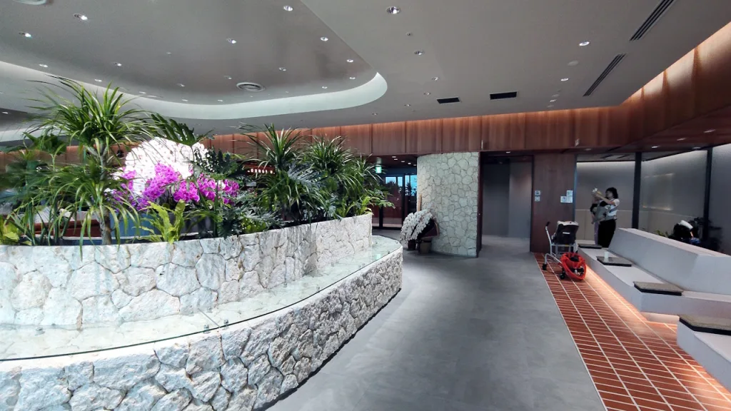 沖縄県 那覇空港のカードラウンジ「LOUNGE HANA」のキッズスペースと電話ブース