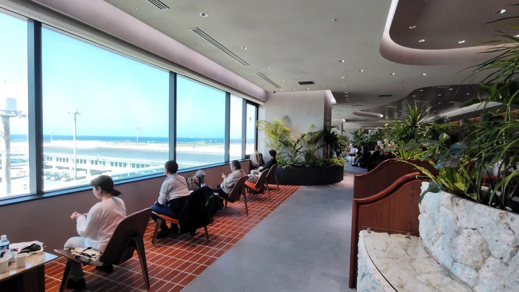 沖縄県 那覇空港のカードラウンジ「LOUNGE HANA」の窓側席