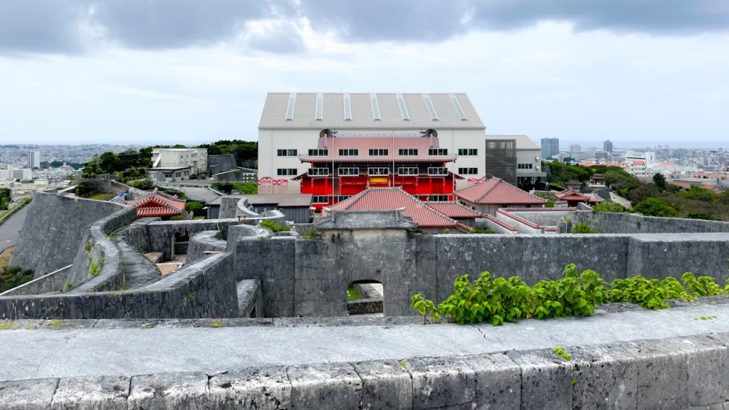 再建のため覆われた首里城