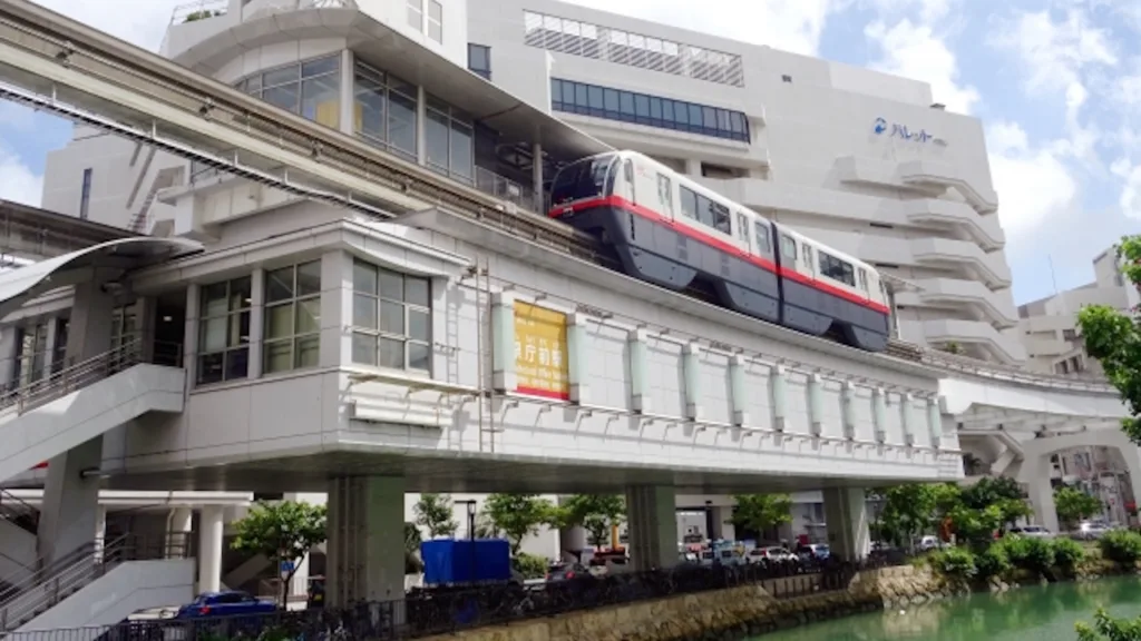 県庁前駅に停車するゆいレール