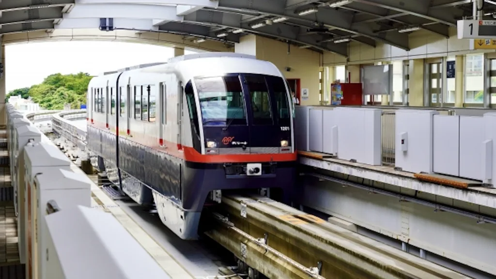 首里駅に停車するゆいレール