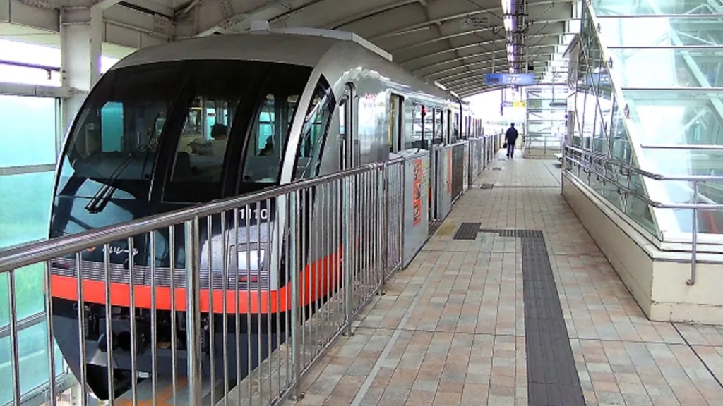 駅に停車するゆいレール