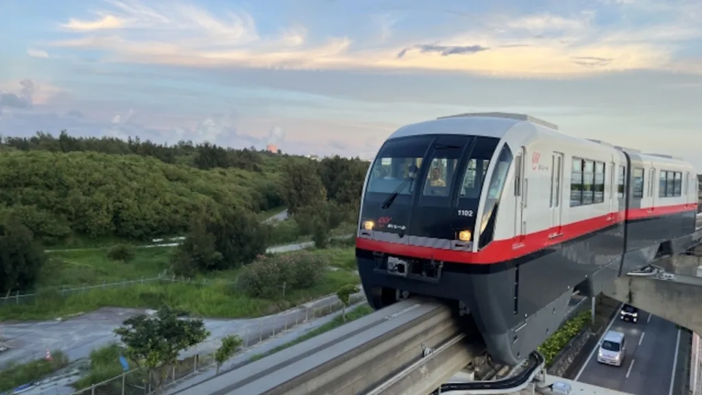 緑の中を走行するゆいレール