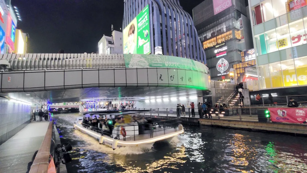 道頓堀川にかかるえびす橋と観光船