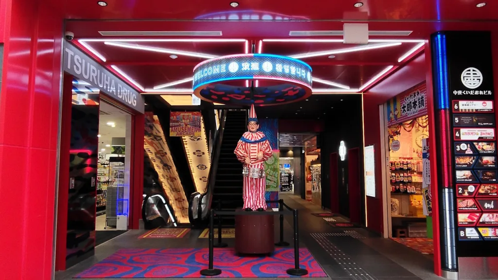 くいだおれビルの入口に立つくいだおれ人形