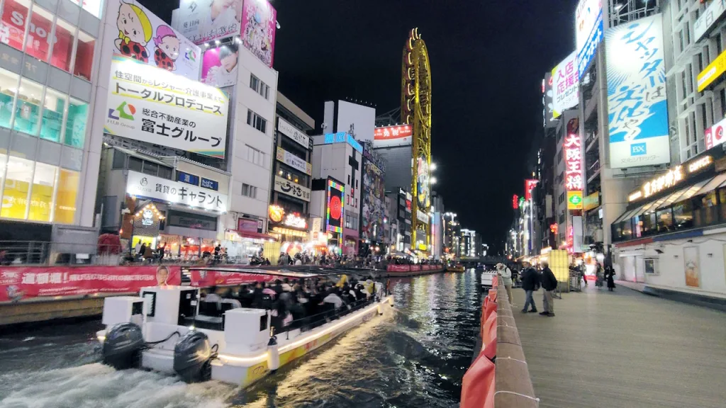 道頓堀川沿いのとんぼりリバーウォーク