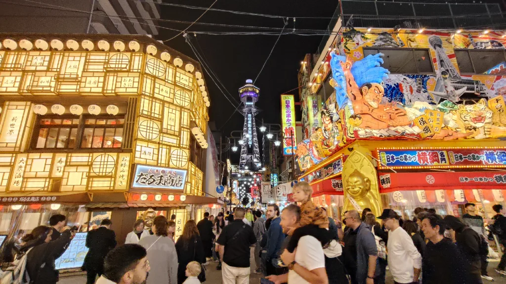 通天閣と新世界の人混み