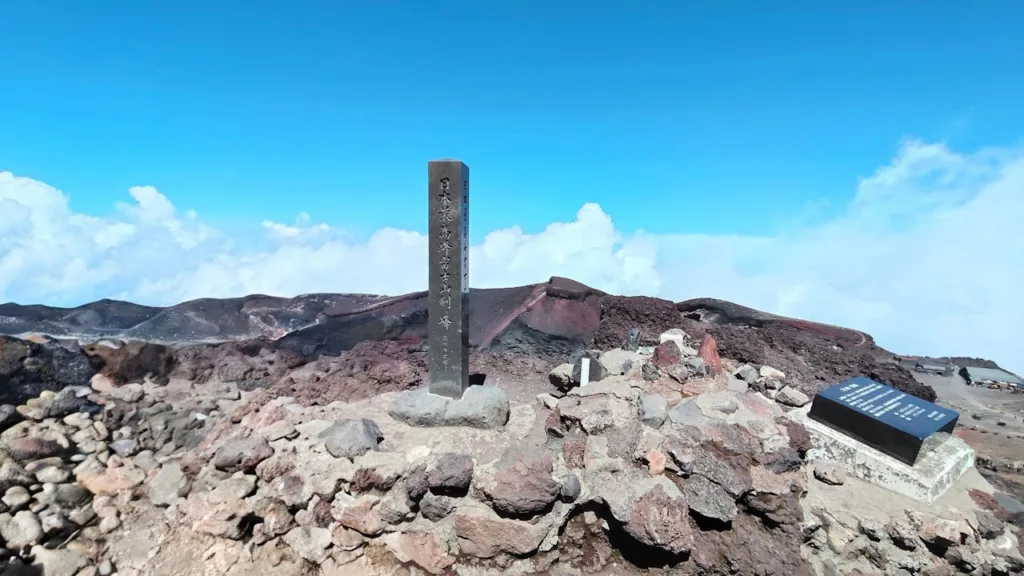 剣ヶ峰の頂上の石碑がある記念撮影スポット