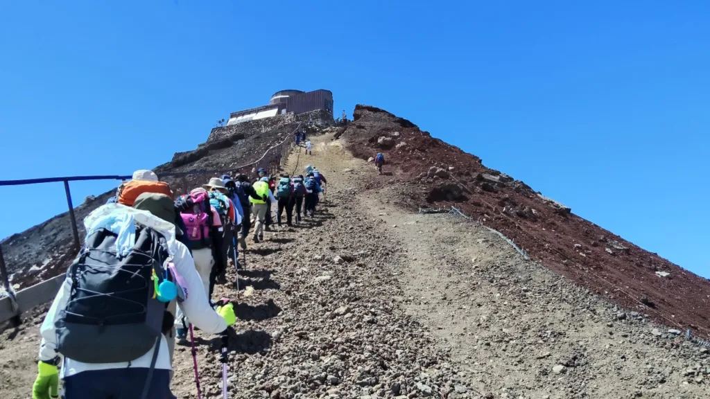 剣ヶ峰に登る人々