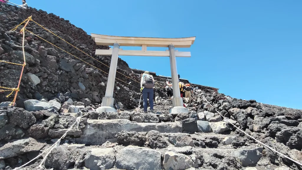 吉田ルートの登山道山頂付近にある久須志神社の鳥居
