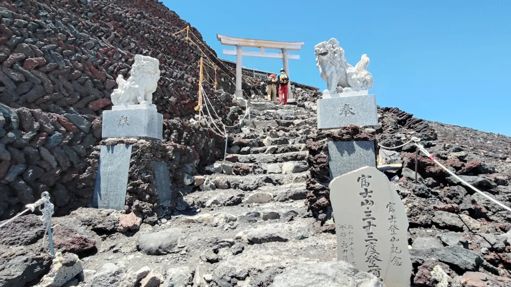 吉田ルートの登山道山頂付近にある久須志神社の鳥居と狛犬