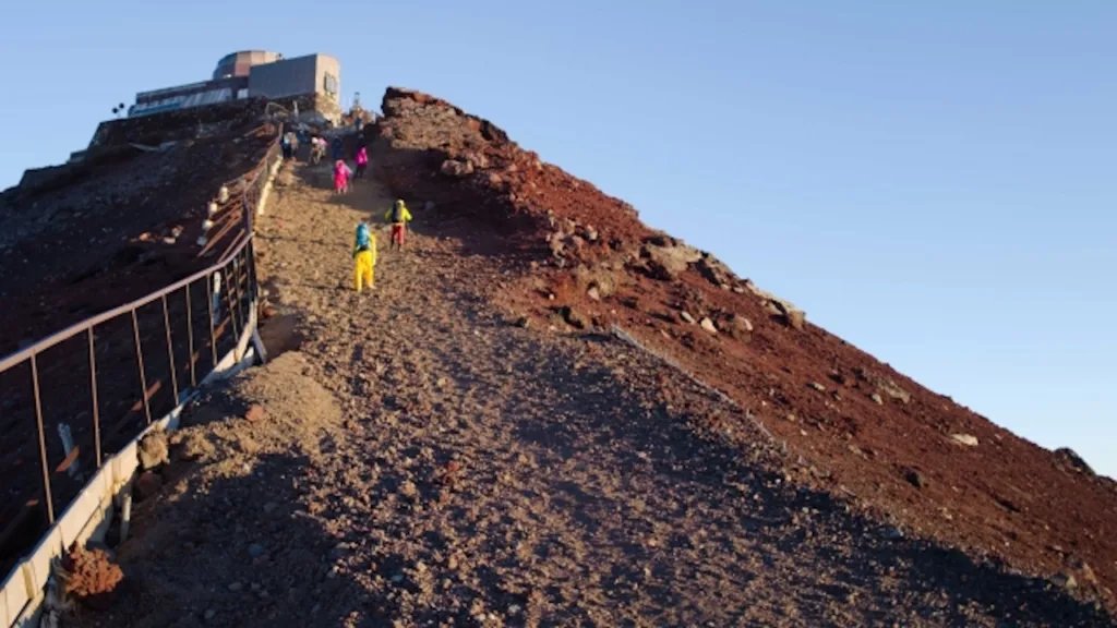 富士山の最高峰である剣ヶ峰に登る人々