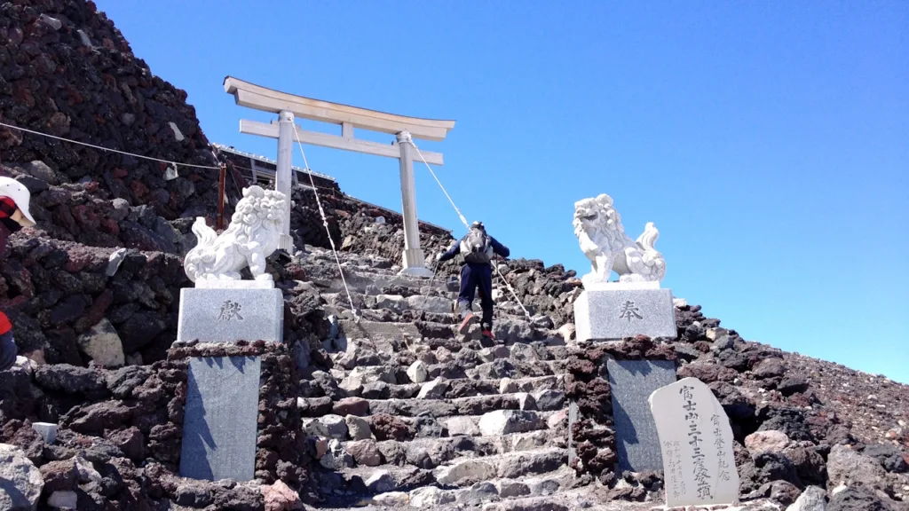 富士山頂に位置する久須志神社の鳥居